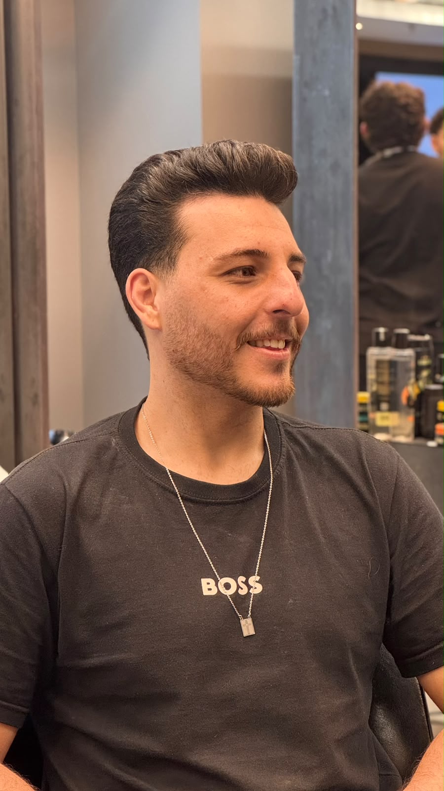 Cliente com corte finalizado na Razor Barbearia